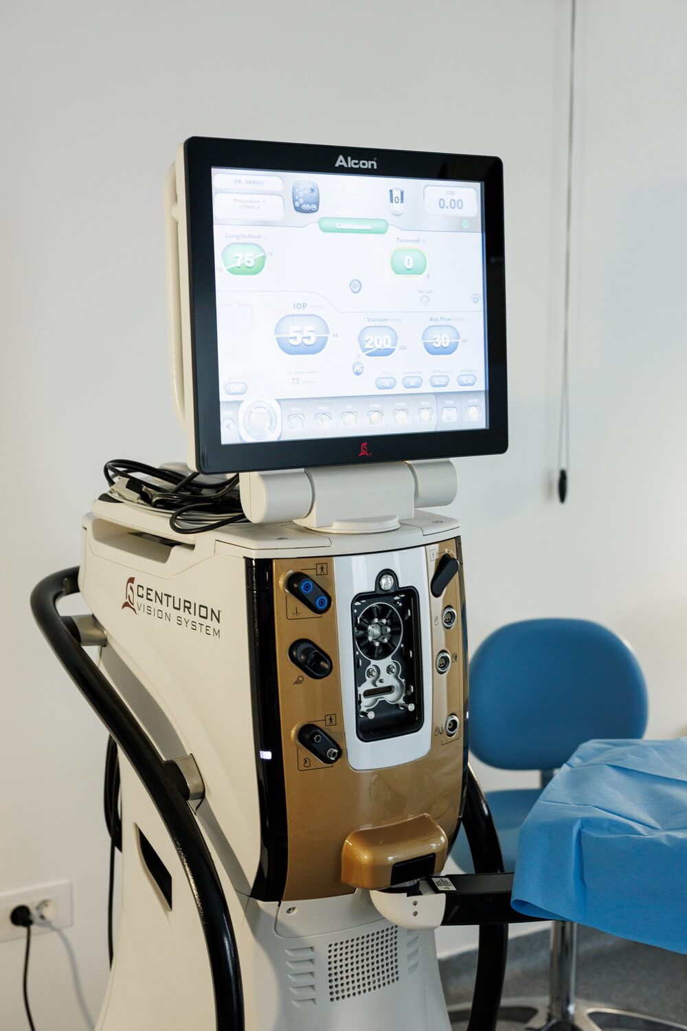 Facoemulsificator Alcon Centurion Vision System, folosit la operația de cataractă