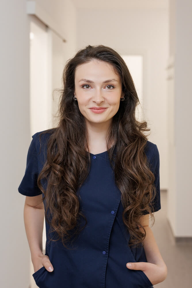 Dr. Brigitta-Julia Untaru — medic oftalmolog, chirurgia pleoapelor și cataractă, Optilook Brașov