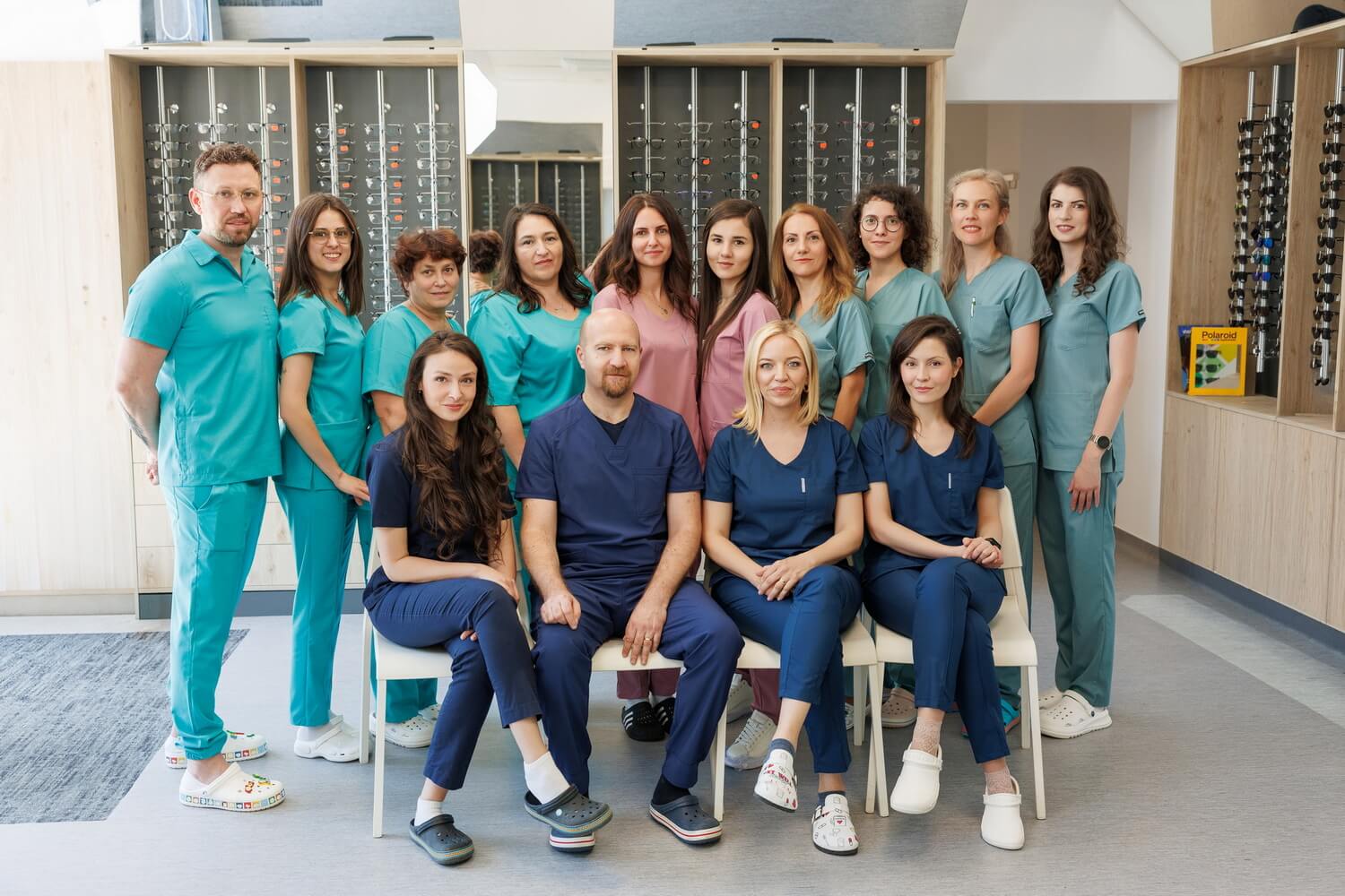 Echipa de medici oftalmologi și personalul medical al clinicii Optilook, Brașov