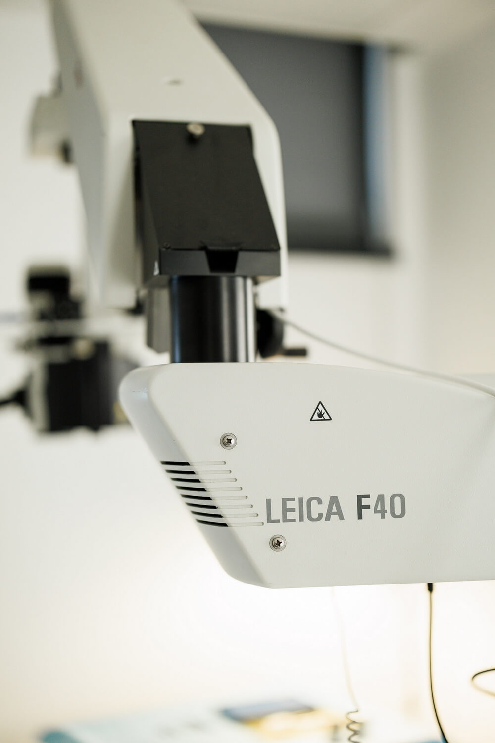 Microscop chirurgical Leica F40, în blocul operator Optilook